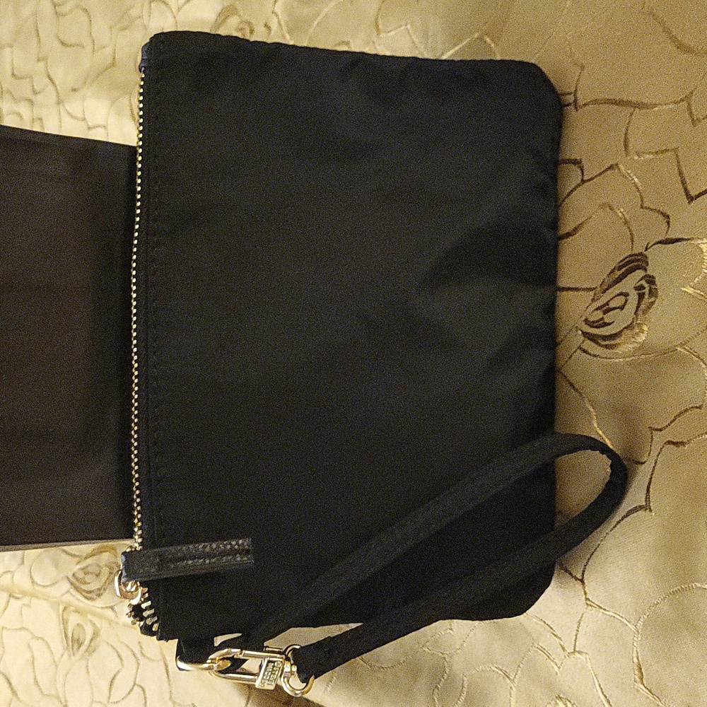 👛Steve Madden Wristlet- New without Tags-BUNDLE and Get It Free👛